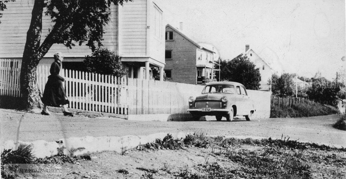 Huset til venstre på bildet: Familien Moe senere familien Arne Hoel, slaktern. Hus i midten: familien Hjelset (Bjordal-hus).Moldeliveien (øst-vest).Fagerliveien (nord- syd).Bil med reg nr T-3741 er en engelskbygd Ford Consul årsmodell 1951-56. 1954-56 hadde blank list midt på karosserisiden i hele dens lengde, noe denne tilsynelatende mangler. Men det kan skyldes lysforholdene.
