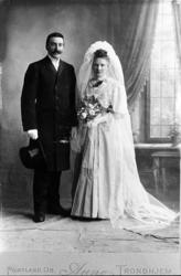 Gift i Trondheim mars 1907..Bosatt 1910: Røros, Storgata..(S