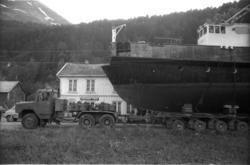 Fergen Mardøla fraktes til Eikesdalsvatnet.