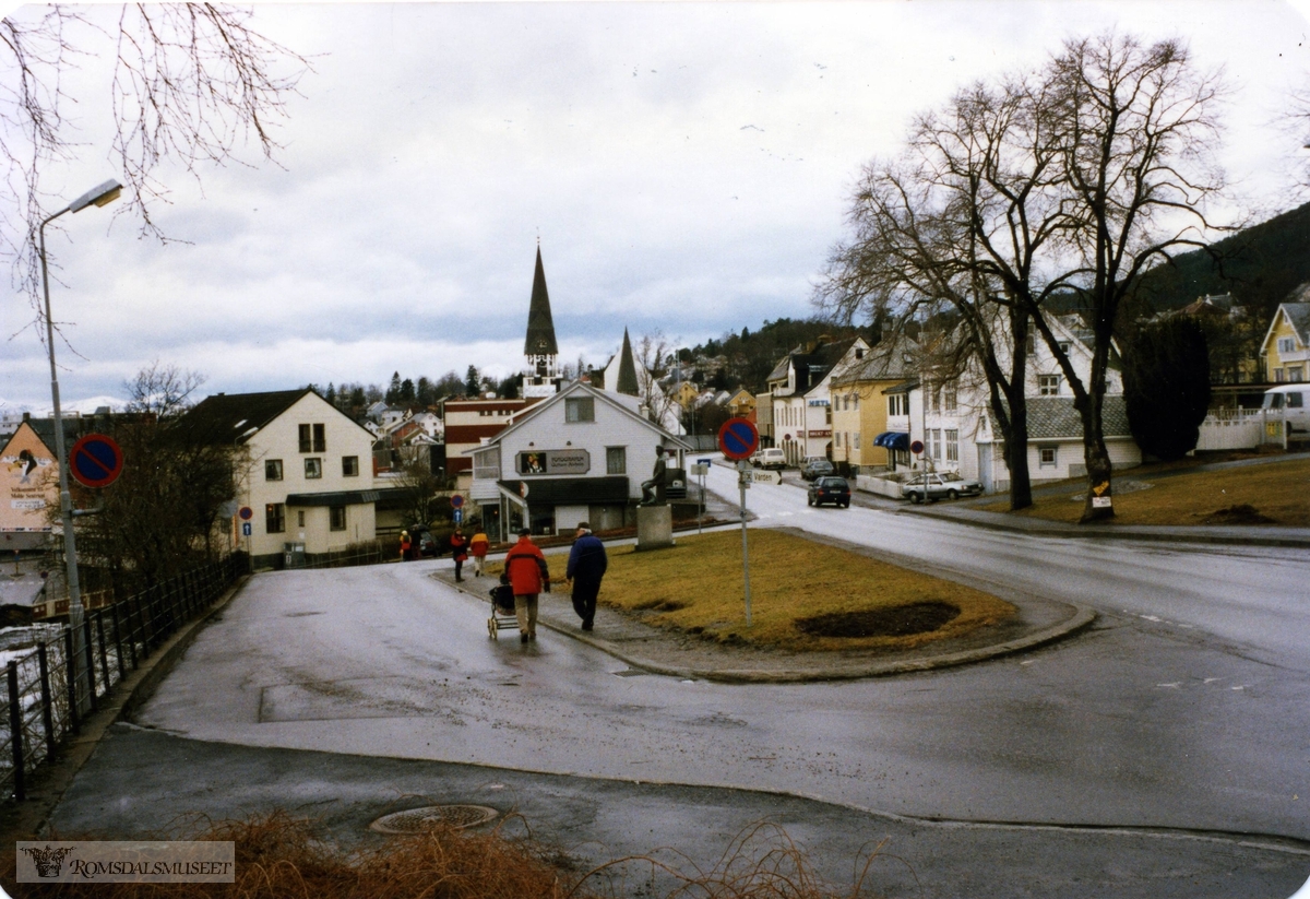 Elvebakken ved Moldeelva, med Fotograf Alvheim i bakgrunnen.
