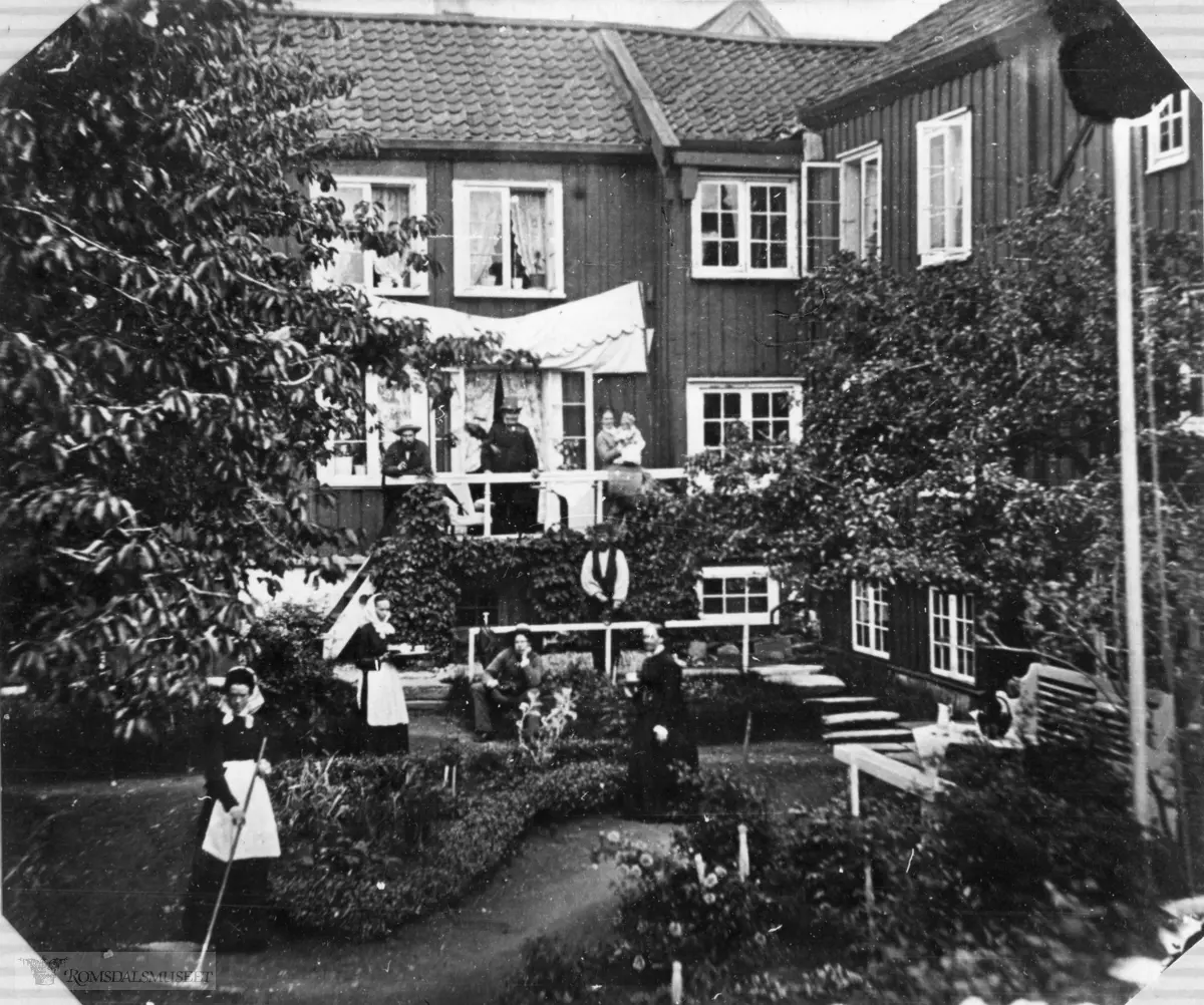 Apoteker Pettersens hus og hage..Ovenfor den gamle fergekaien i Molde.