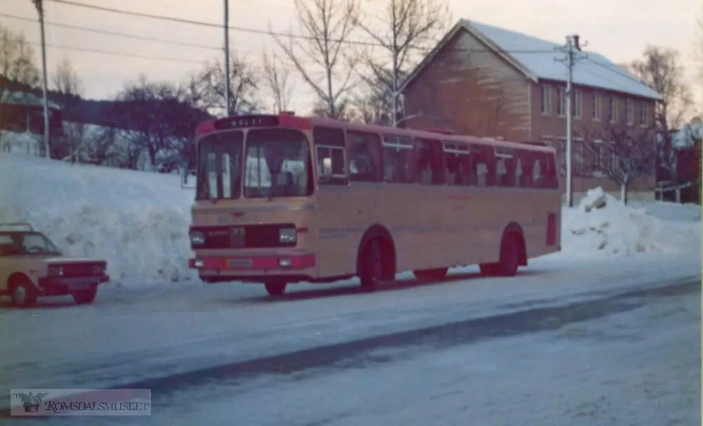 Denne bussen ble levert ny til Eira-Eidsvåg Billag (EEB) høsten 1976. Det er en Scania BR86S. Karosseriet ble levert av Vest i Stryn og den hadde 47 sitteplasser. Den ble registrert UR26899. I 1982 ble EEB fusjonert med Kristiansund-Oppdal Auto (KOA) og nytt selskapsnavn ble KOA-EEB A/S, seinere Trollheimen Trafikk, og Mørelinjen A/S fra 1988. Etter 1982 ble bussen lakkert mørkblå og brun (fargene til KOA). Bussen var i bruk til slutten av 1990-tallet..(fra Oddbjørn Skjørsæter sine samlinger i Romsdalsarkivet)