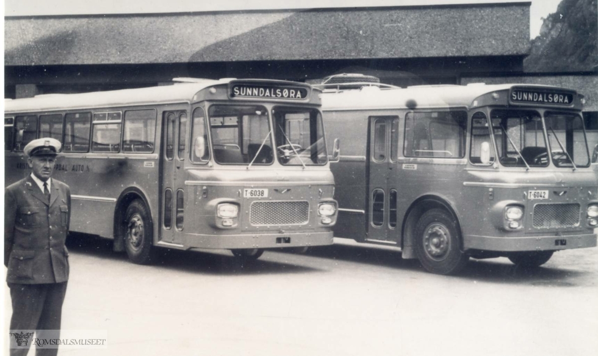 Kristiansund - Oppdal Auto..Sunndalsøra..Disse to bussene ble levert samtidig i juli 1968. T-6038 er en personbuss med 45 sitteplasser som ble brukt i skoleruter i Sunndal kommune. T-6042 er en kombinertbuss med fem passasjerplasser og gikk i mange år i gods- og melkeruter mellom Tingvoll og Kristiansund. Begge er Scania-Vabis og karosseriene ble bygd ved Kristiansund Lettmetall i Kristiansund..(fra Oddbjørn Skjørsæter sine samlinger i Romsdalsarkivet)