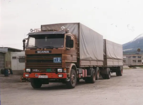 Scania vogntog utenfor Alstad Auto i Eidsvåg..UX 27980 var e