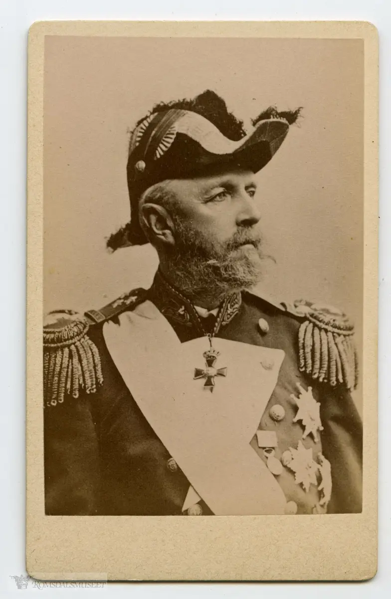 Oscar II var konge av Sverige 1872–1907, konge av Norge 1872–1905 og hertug av Östergötland. Han giftet seg i 1857 med Sofia av Nassau..I 1873 ble Oscar II kronet som svensk konge i Storkyrkan i Stockholm, og deretter som norsk konge i Nidarosdomen 18. juli. Det sies om ham at han var den mest majestetiske av alle unionskongene. Men han fikk en vanskelig rolle å fylle. Han etterfulgte sin bror, som hadde oppnådd en umåtelig popularitet i begge land. Hans tid som monark omtales noen ganger som Oskariansk.