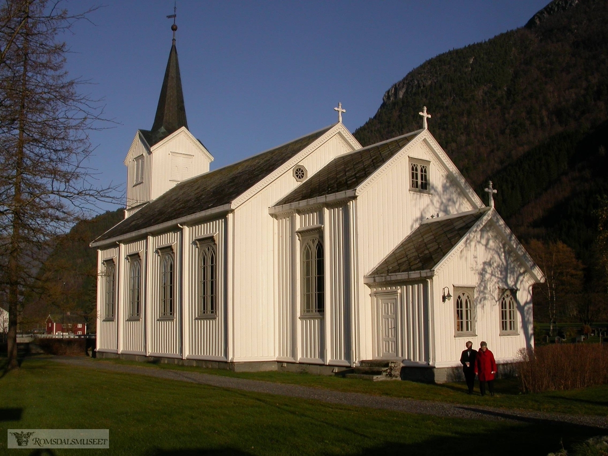 Øksendal kirke bygd i 1894, altertavle fra 1783 og prekestol fra 1780.