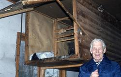 I verkstedet til skimaker Trygve Holen..(Se Romsdal Sogelag 