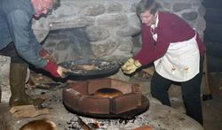 Skoleklasse på besøk på Romsdalsmuseet under brødbaking i Fr