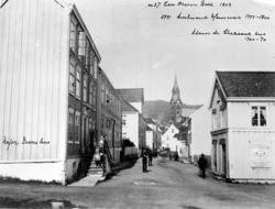 Storgata sett østover med kirken i bakgrunnen..hus på venstr