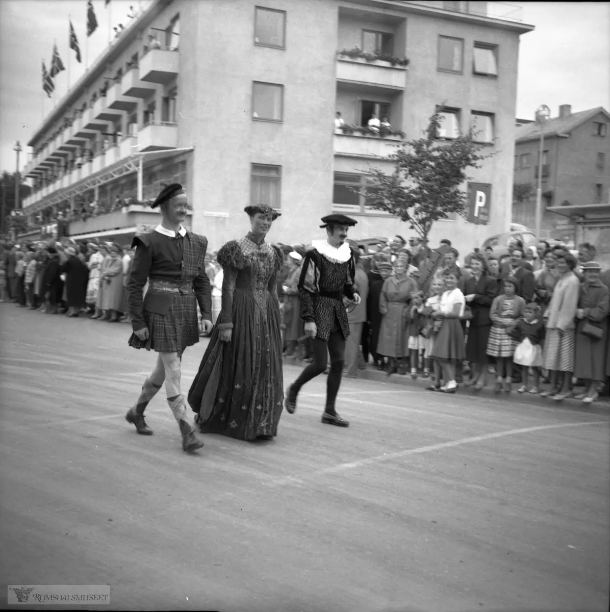 Fra Synnøve Solbakken jubileet i 1957..Alexandra Hotell i bakgrunnen.