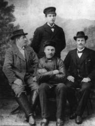 Bilde av 4 oppstilte menn, tatt hos fotograf.