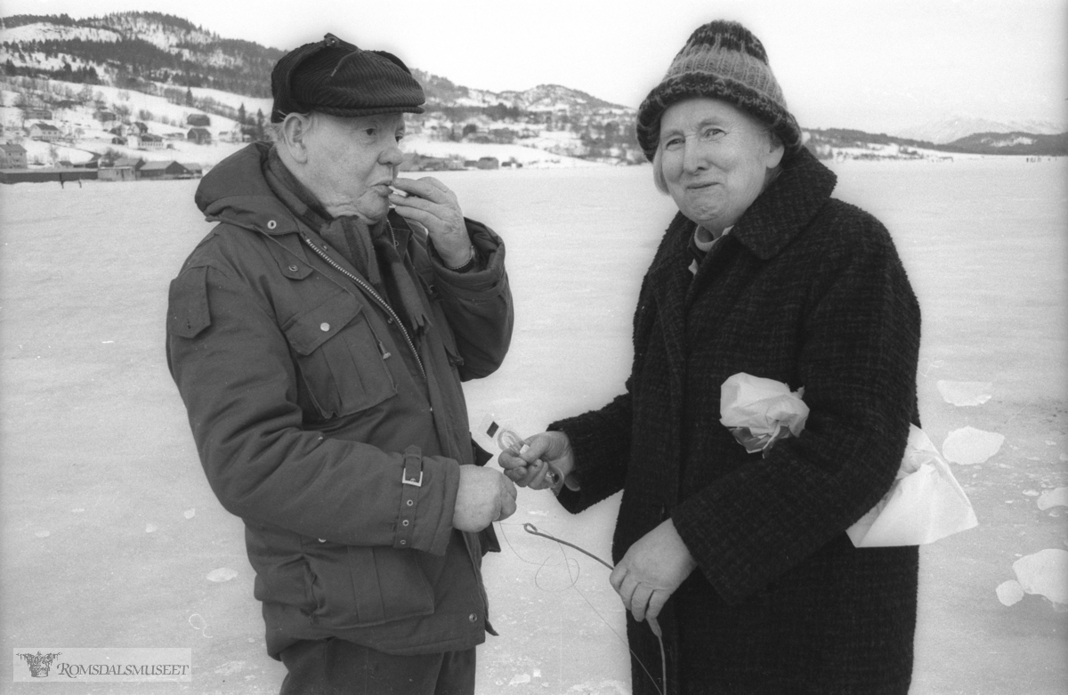 Isfiske på Fannefjorden..(Bilder fra serien ble brukt i Romsdals Budstikke 24.02.1976)