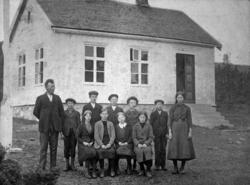Klassebilde frå Bersås skole med lærer Martin Alstad. Namnel