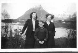 Tre damer i Brekka..Bildet er frå Brekka på Nerland. Den yng