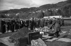 "Forsommeren 1964. Gravferd Fiksdal.".Muligens gravferden ti