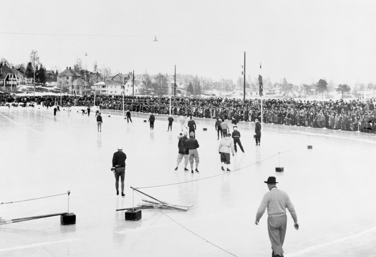Hamar stadion, Norgesmesterskap på skøyter 1951, NM skøyter, skøyteløpere, publikum

