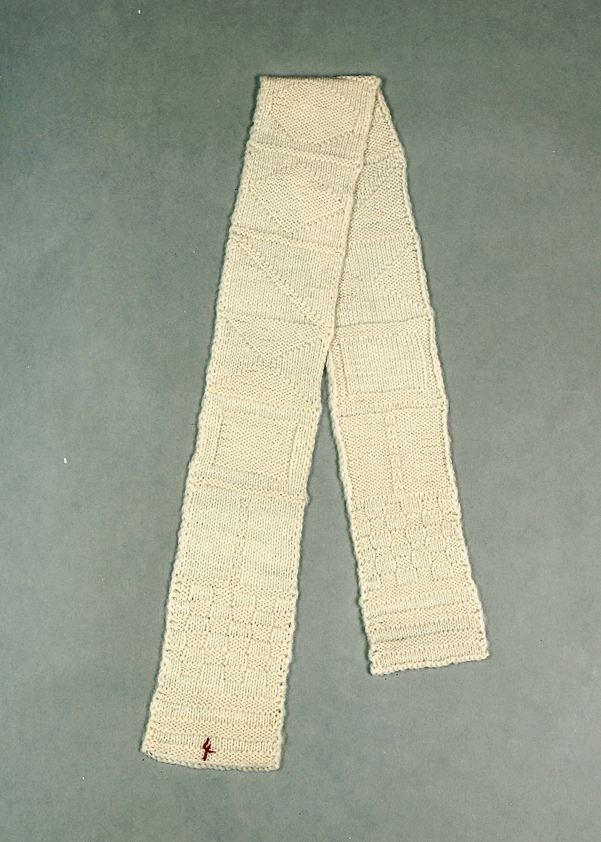 På de strikkete prøvene, er det variasjon i strikkemåte som utgjør dekoren. I tillegg er det lapper som har håndsydde border og broderte bokstaver og mønstre. 
