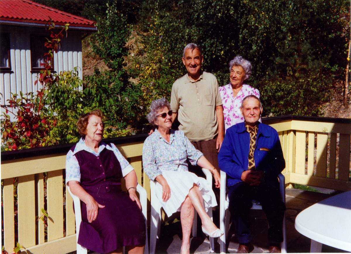 Gruppebilete Slåtto-syskjen. Frå venstre: Margit, Gunhild, Olav, Birgit (g. Vik), Ivar.