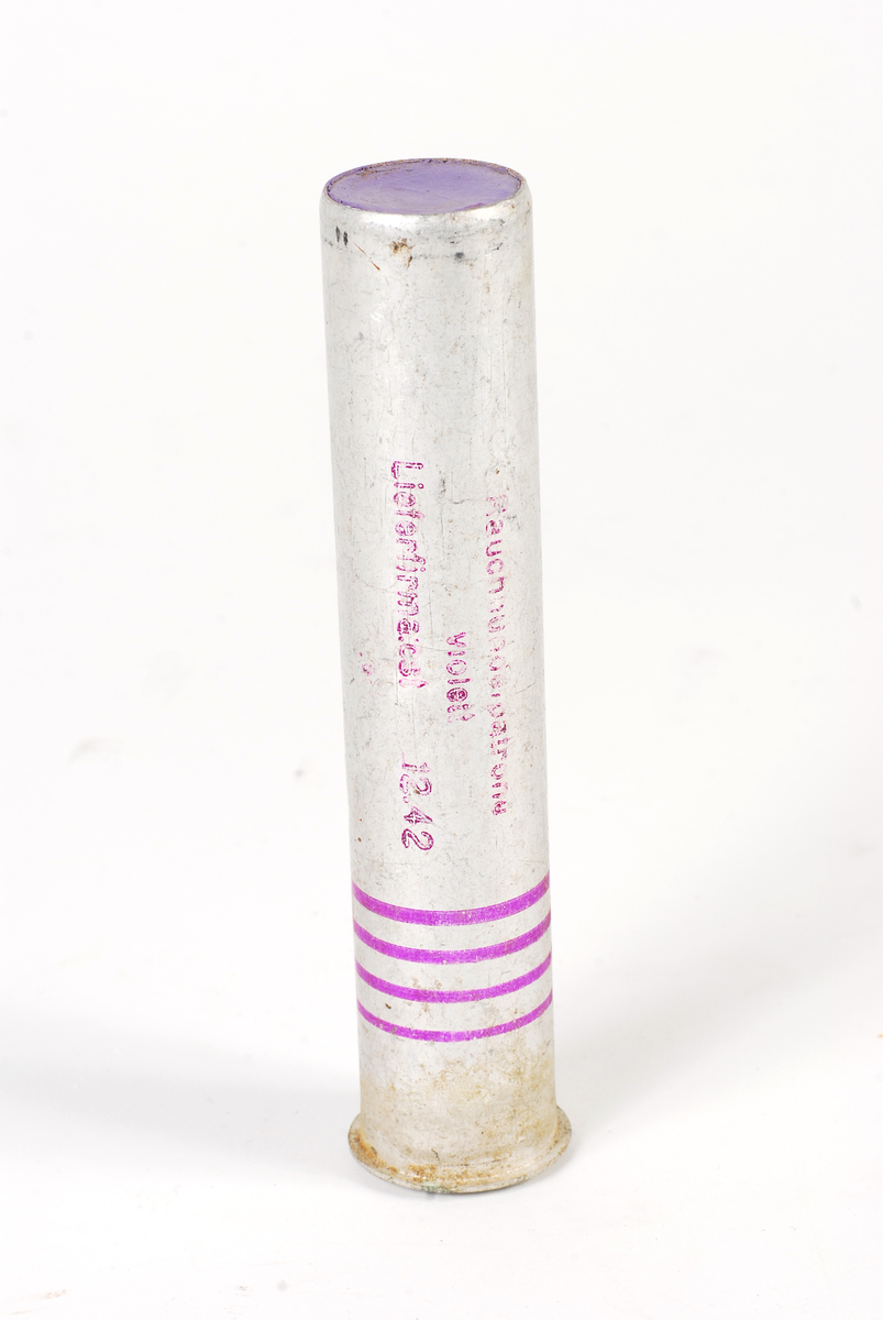 Tysk 27 mm fiolett røykpatron med fire fiolette ringer nær hylsebunnen. Merket:
Rauchbündelpatrone
violett
Lieferfirma blc(?)