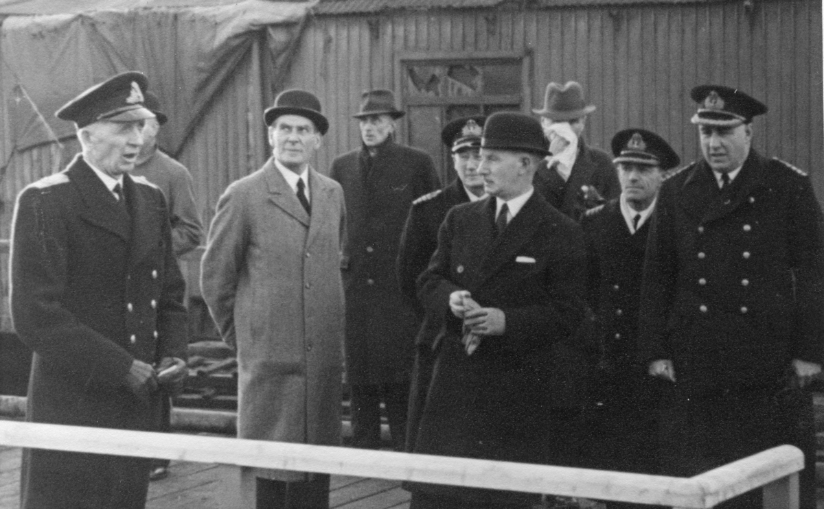 Fra overtakelsesseremonien for KNM Uredd 7. desember 1941.  Kontreadmiral Elias Corneliussen til venstre.