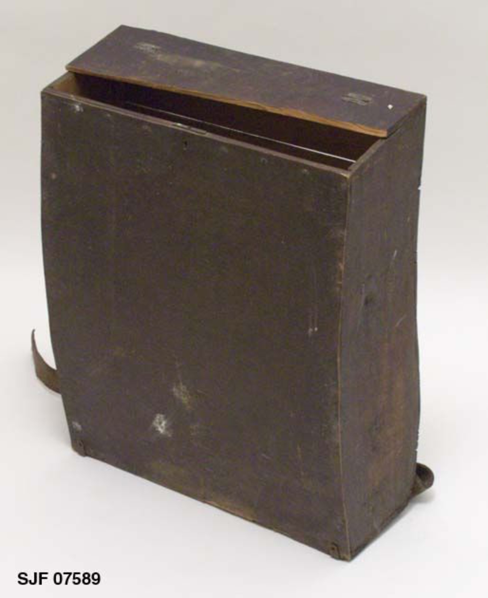 Form: Kasse med buet rygg og front
Bærekonten har et defekt lokk som var låsbart den tid den var i orden. 