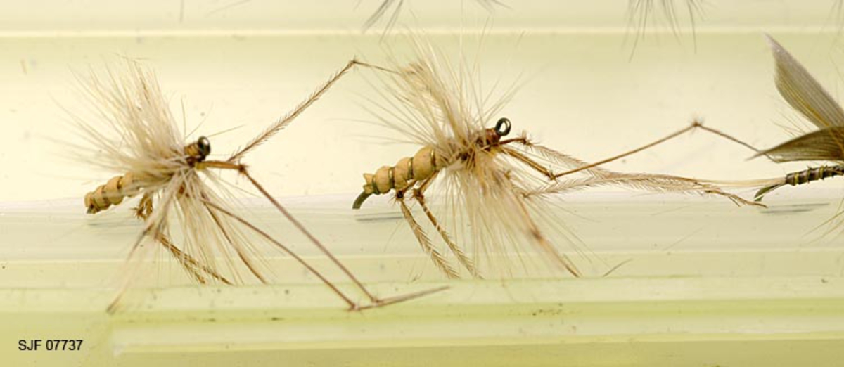 Tilstand: I forbindelse med omfototgrafering høsten 2002, oppdaget OT Ljøstad at enkelte av fluene i denne esken var totalt ødelagt av møllangrep.  Problemet må ses i sammenheng med at materialet har vært oppbevart i magasin C, der temperaturforholdene har passet møllen godt.  Fluene vil nå bli reingjort og flyttet til kjølerommet. 

Boksen inneholder ialt 76 fluer alle ant. tørrfluer. 2 stk har ekstra lange bein ant. navn: Daddy long legg. Tørrfluene virker på den måten at de flyter oppå vannet. Giveren har skrevet ei bok som heter "Isfiske" sammen med Knut Rom, boka ble utgitt i 1972. Giverens far var en ivrig sportsfisker og er gitt tittelen "Den fullendte sportsfisker". 