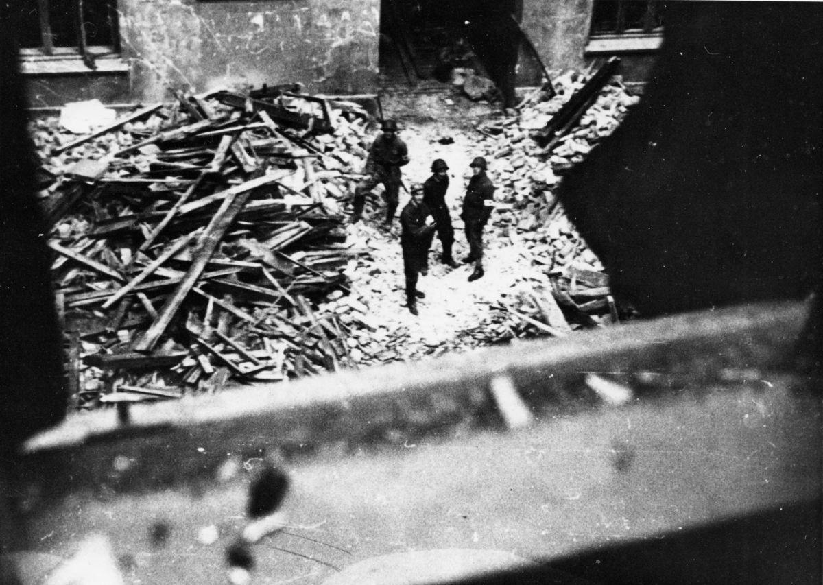 Nyttårsaften 1944 ble Victoria Terrasse i Oslo bombet av allierte fly. Dette var tilholdsstedet for Sipo i Norge, men var mest kjent som Gestapos hovedkvarter. Hovedkvarteret fikk bare mindre skader i angrepet, men mange hus i nærheten ble påført store ødeleggelser, og mange sivile ble drept. Spesielt hardt gikk det ut over en trikk på Drammensveien, som ble truffet av en 1000 punds bombe. Bomben eksploderte mindre enn en meter over Oslo Sporveiers vogn nr. 115 på rute 2, Majorstua-Gamlebyen, og alle ombord, bortsett fra konduktøren og tre passasjerer, omkom. Piloten på det ene bombeflyet, Flight Lieutenant Wilfred Yeadell fra RAFs 627 skvadron, fikk senere høre om trikkens skjebne. Tanken på at det høyst sannsynlig var en av hans bomber som førte til katastrofen, forfulgte ham resten av livet. Til sammen døde 79 nordmenn og 27 tyskere i angrepet.

Cort Adlersgt. 15 ble lagt i ruiner under angrepet.