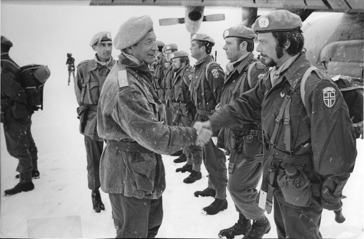 Norbatt I på vei til Libanon, mars 1978. Generalinspektøren for hæren, generalmajor Bangstad, tar avskjed. Oberst Aabrek bak generalen.