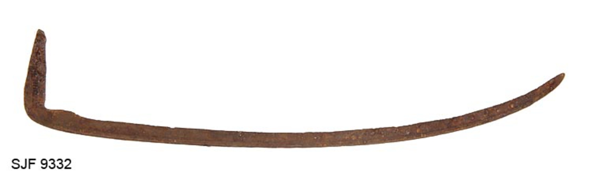 Ljåblad fra smia til smeden Svein Svimbil (1888-1987) i Tinn i Telemark; som ble overlatt til Norsk Skogbruksmuseum i 1991. Bladet er forholdsvis lite og spinkelt - 40,9 centimeter langt og opptil 1,7 centimeter bredt (innerst) - og kan ha vært smidd med tanke på et stuttorv. Bladet har en slakt buet form, og buen blir noe krappere mot den en spisse ytterenden. Godset i bladet er drøyt 1 millimeter tjukt, men langs den konvekse bladryggen er det smidd en opptil 5 millimeter bred forsterkende kant som skulle forebygge at bladet knakk om slåttekaren var uheldig og slo borti ei tue, en stein eller et annet hardt objekt. Denn kanten tynnes mot bladspissen. Innerst på bladet er det smidd en cirka 5,5 centimeter lang arm, noenlunde vinkelrett på egglinja. Denne delen av ljåbladet smalner noe mot ytterenden, der det er en om lag 1,3 centimeter lang oppovervendt pigg. Den nevnte armen skulle ligge an mot en skrå fas nederst på orvet (ljåskaftet), der piggen skulle stikkes inn i et hull som stabiliserte bladets posisjon når det ble bundet fast, eller i nyere tid skrudd fast ved hjelp av ei stålhylse. Armen er stemplet «S.T. TINN». Dette er initialene til den nevnte smeden, som før han i 1918 kjøpte småbruket Svimbil, brukte etternavnet Tverberg.