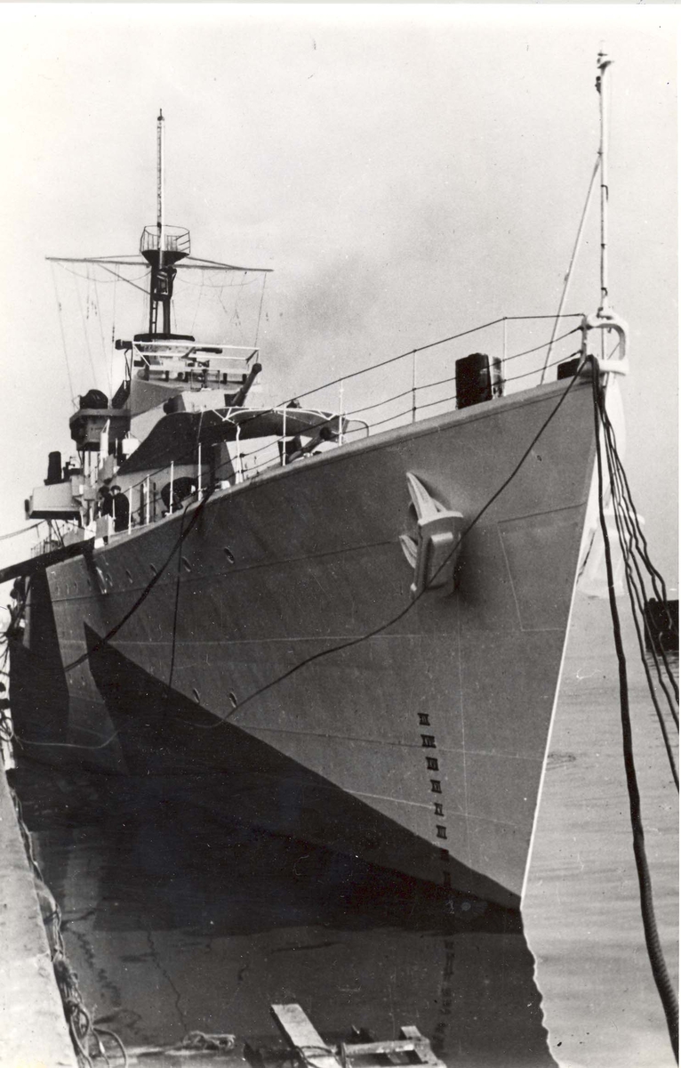 Motiv: Jageren "Svenner".Styrbord baug. Mai 1944.