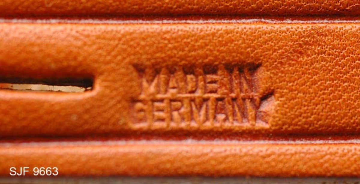 Kniven har parerstang som gjør at den ikke faller ut av slira. Parerstangen gjør også at en får et godt grep på kniven. Kniven er laget av PUMAFABRIKKEN i SOLINGEN. 