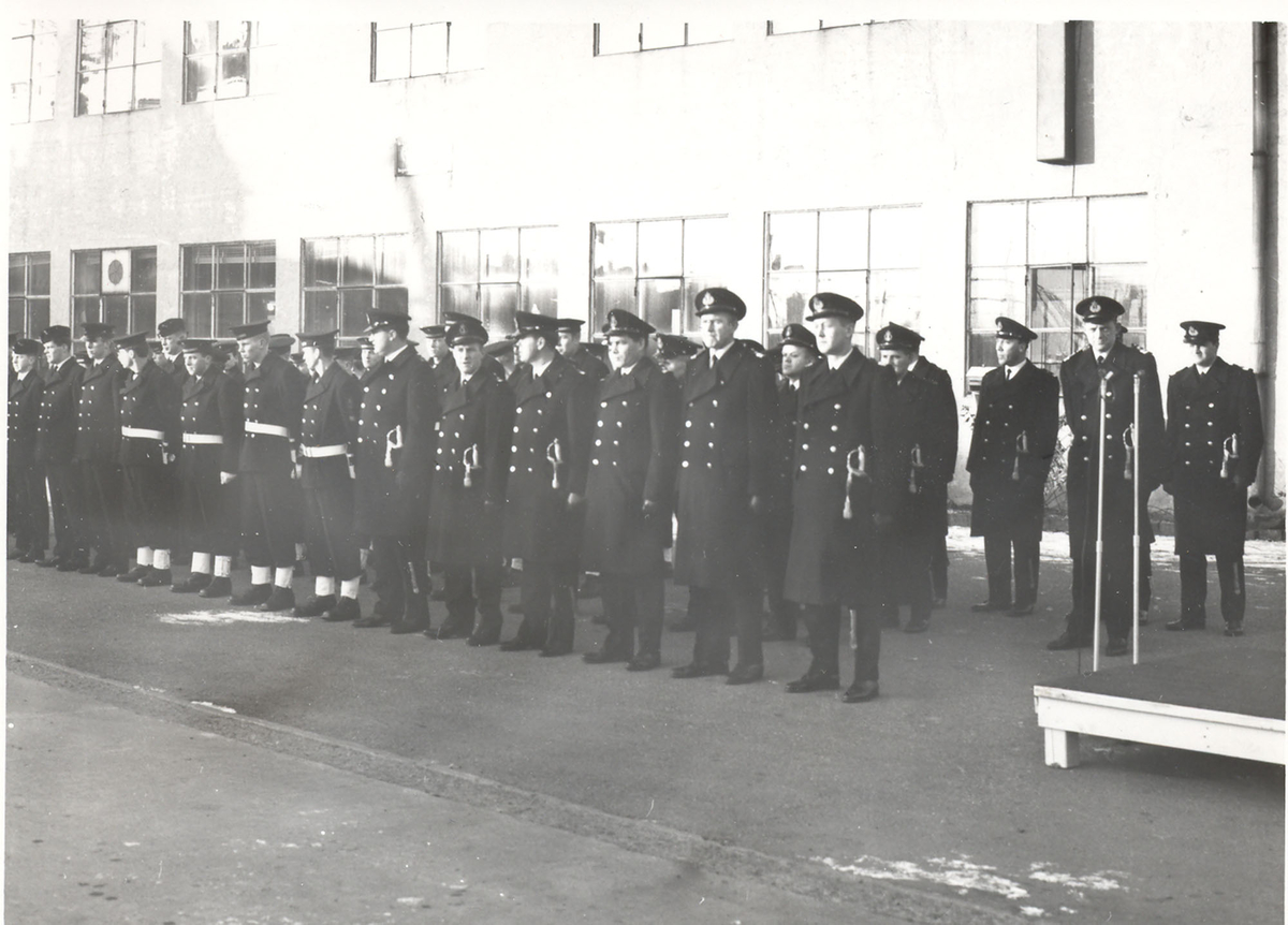 Oslo-kl.fregatt KNM "Stavanger". Bilder fra heisingen av kommando, 08/12 1967. Besetningen oppstilt