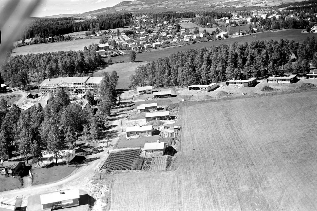 Flyfoto, Børstad, Edvard Munchsveg, villaer, bygging av boligblokk i Børstadalleen 21, Børstadlunden, mot Solvang.