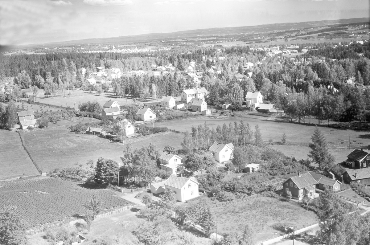 Hamar, flyfoto, Bekkesvea, stort hus i midten Aluvegen 72 hvor P. A. Berg Landhandleri, kolonialforretning, Sven Morens gate, bydel Ajer i bakgrunnen,