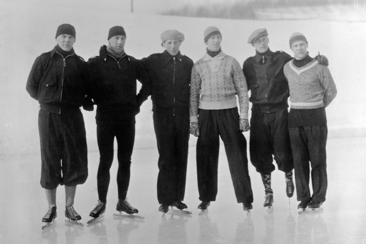 Den norske skøytetroppen som deltar i De olympiske leker i Lake Placid i 1932, Vinterolympiade 1932, skøyteløpere: fra venstre: Hans Engnestangen, Ivar Ballangrud, Michael Staksrud, Erling Lindboe, Haakon Pedersen, Bernt Evensen.