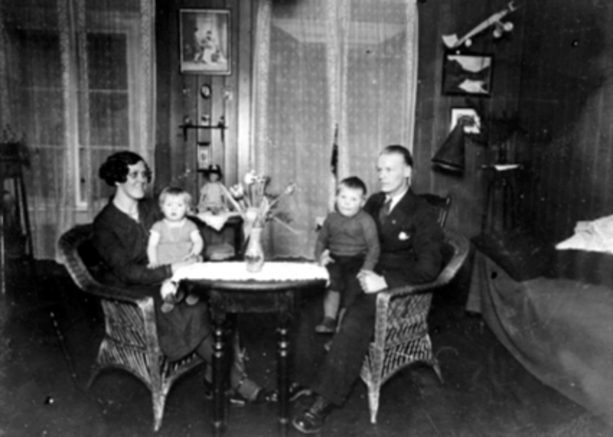 Grønnegata 64, Sandvoldgården, Hamar, interiør, stue. Hilda og Haakon Kristiansen med barna Ragnhild og Harry Kristiansen.