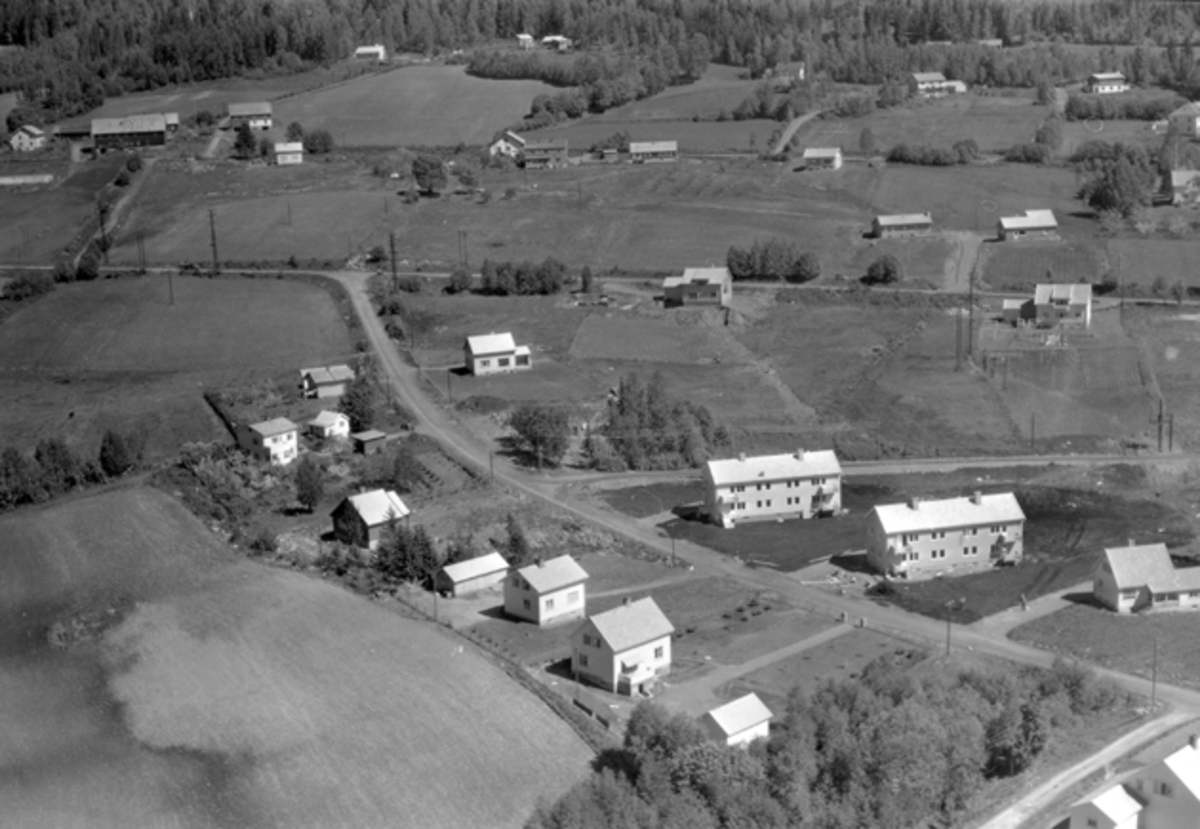 Flyfoto av Byflatvegen, Veldrevegen, Rostad, Brumunddal.