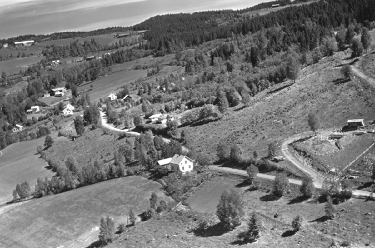 Flyfoto av bebyggelse, Bratvold, Nordåsvegen, Brumunddal. Nordåsvegen 338 avbildet til venstre.