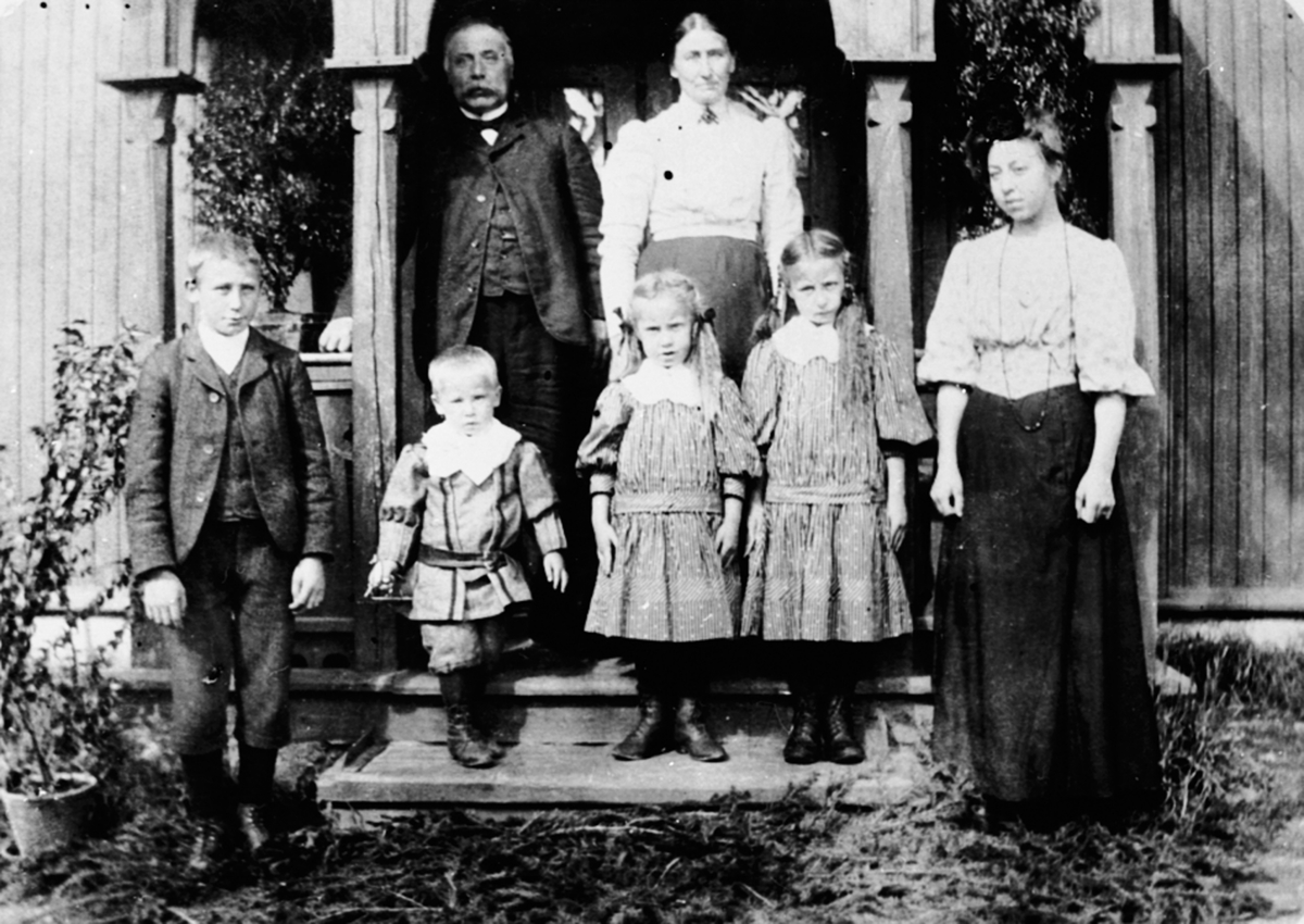 Familie Larsen Nybakken øvre, Kongsvegen 11, Brumunddal. Fra venstre er Martinus, Olai, Lina, Agnes, Martha. Bak er Ole og Oline.