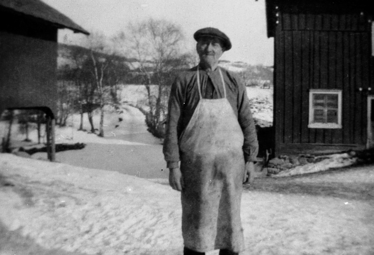Kristoffer Olsen, på Nerkvern gard, Brumunddal i 1920-åra. Han var Nerkverns siste sveiser.