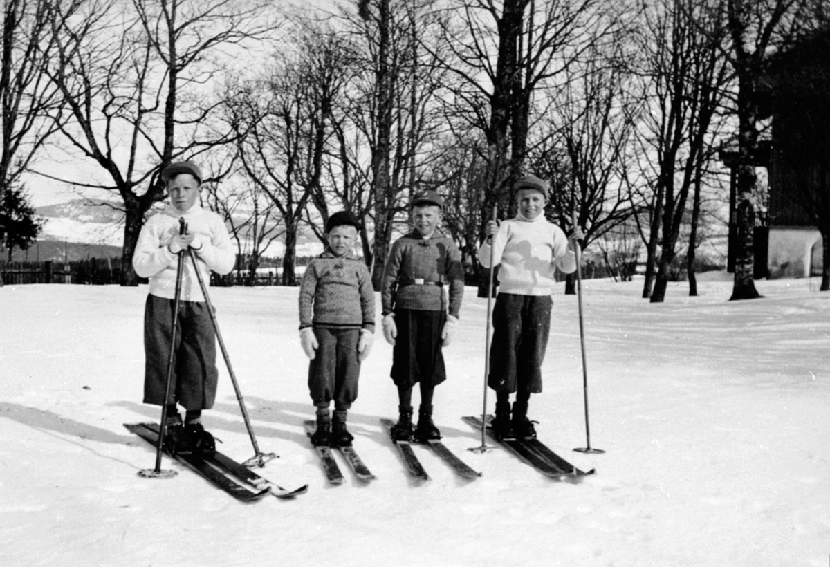 Brødrene Skjeseth på ski. Fra venstre er Erik f.1922, Kolbjørn (1927-2011), Jon (1925-2007) og Steinar Skjeseth (1924-1996), Berg østre, Ringsaker.