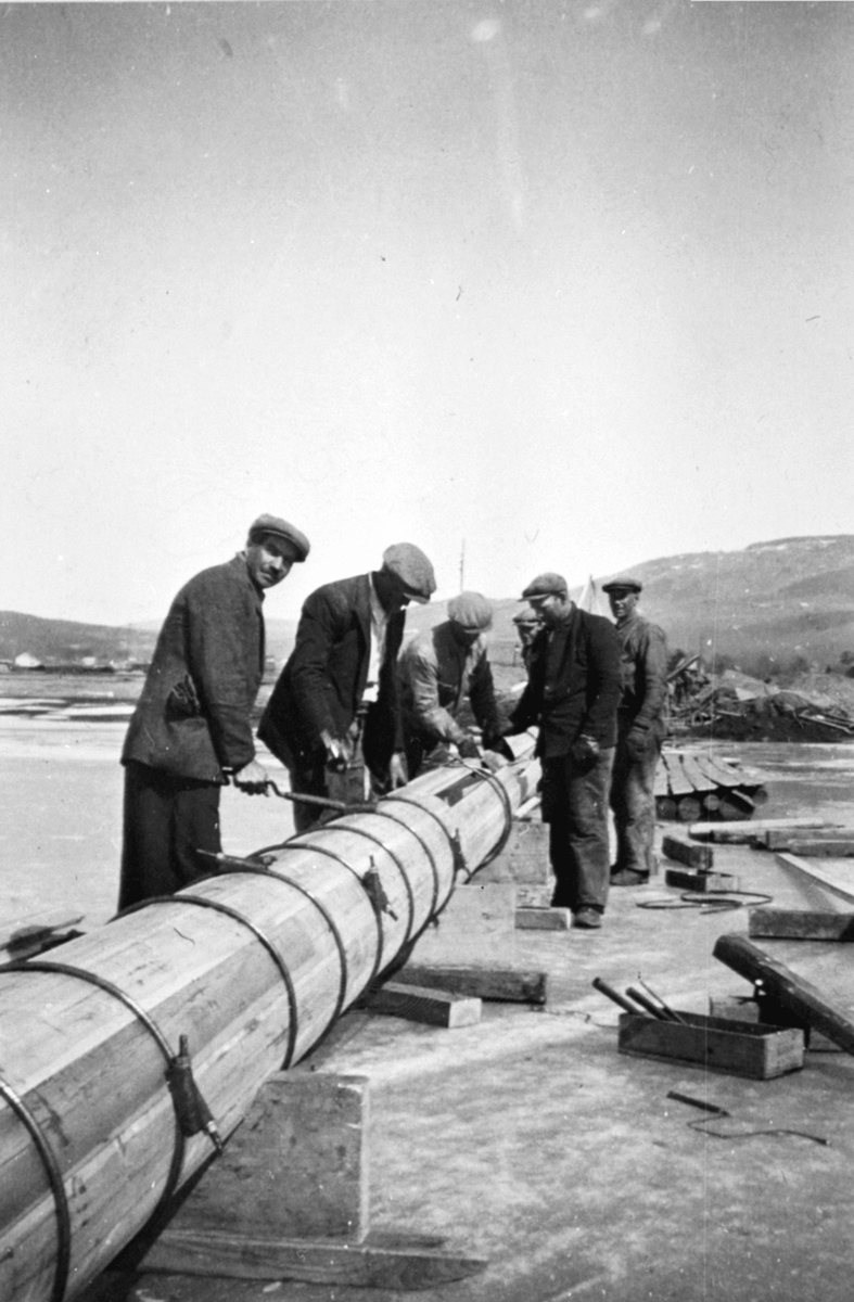 I 1942 la arbeidere hos Berger Langmoen en vannledning av tre ut i Furnesfjorden. Foran f. v Georg Holter t. h. Karl Strand.