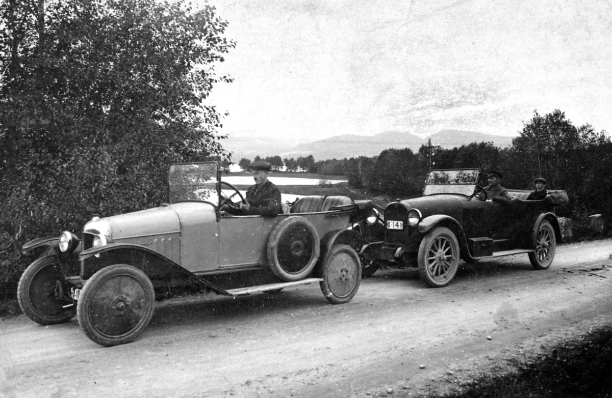 Ringsaker, Korgstuevika, 2 biler med åpnet kalesje, sjåfør Gustav Hovde, hotelleier Kruke. Fremre bil sannsynligvis Citroën type A, produsert juni 1919 til desember 1921, bakre bil er en Buick (1921-23) registreringsnummer D-141 med eier Netta Freng eier av Moelven hotell,