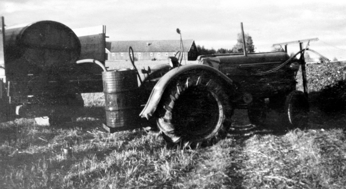 Ugrassprøyting med traktor på Tørud gård, Ringsaker. Påfylling.