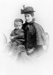 Mor og barn. Ida Georgine Svartshoel (født Coldevin (1867-19