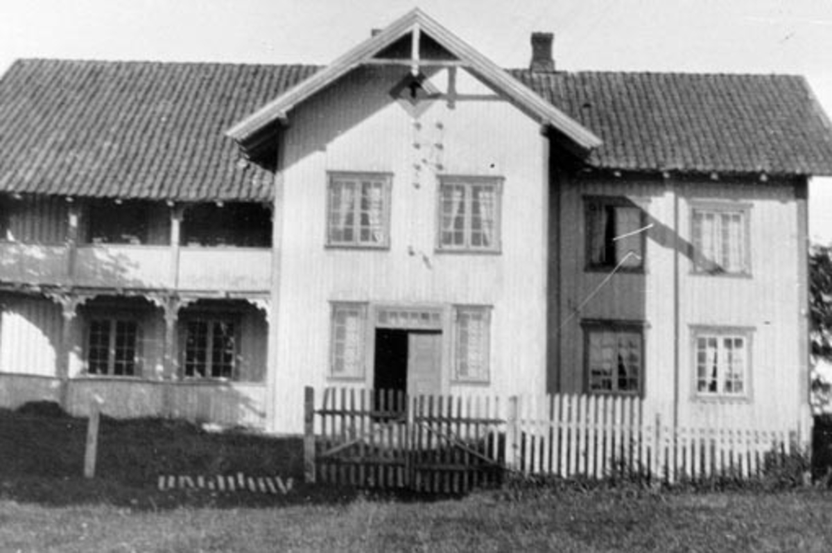 Eksteriør, hovedbygning på Hoelstad, Nes, Hedmark før restaurering.