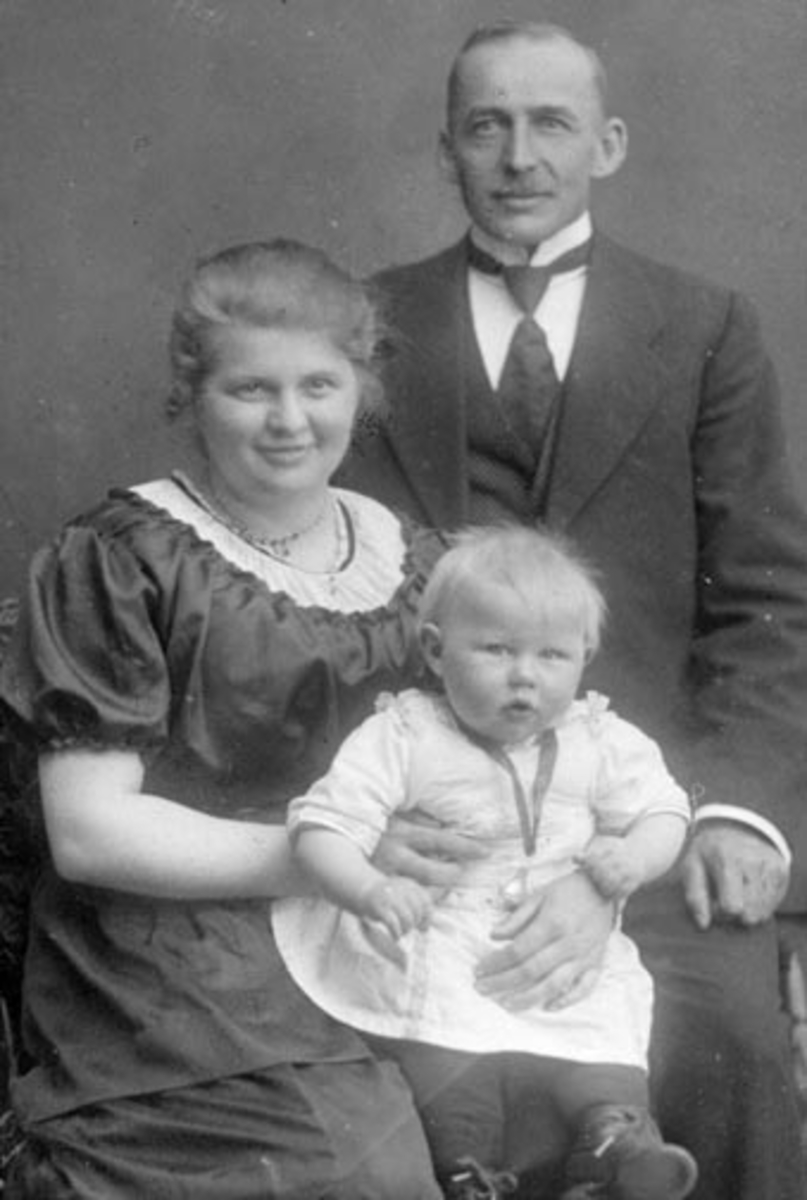 Gruppe 3, familien Evensen Fossum, Marthe Marie Røhne 1889 -1953, Anders Evensen Fossum 1881-1940, sønnen Asbjørn f: 1917, Fossum, Nes i Ringsaker. 