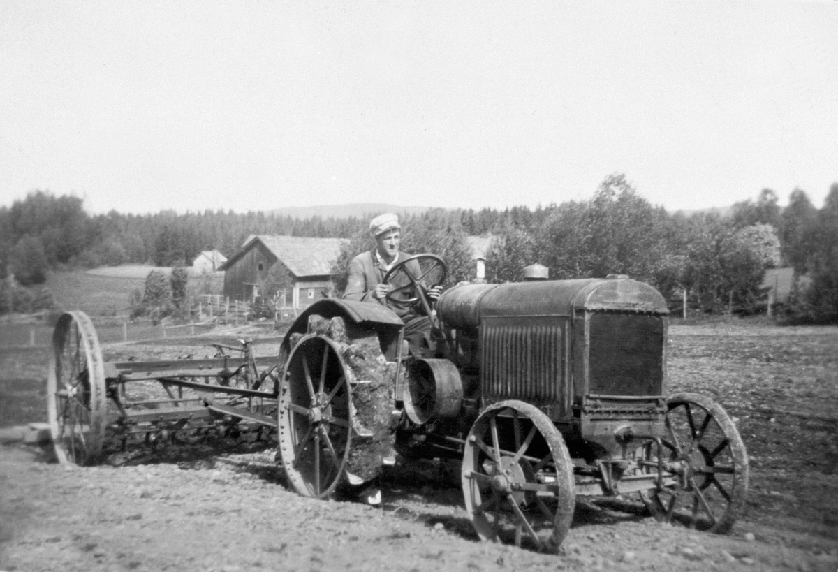 Våronn i Askehagen på Stavsjø. Harver med Deering jerntraktor. Kjørekar er Jon Askehagen f.1916.