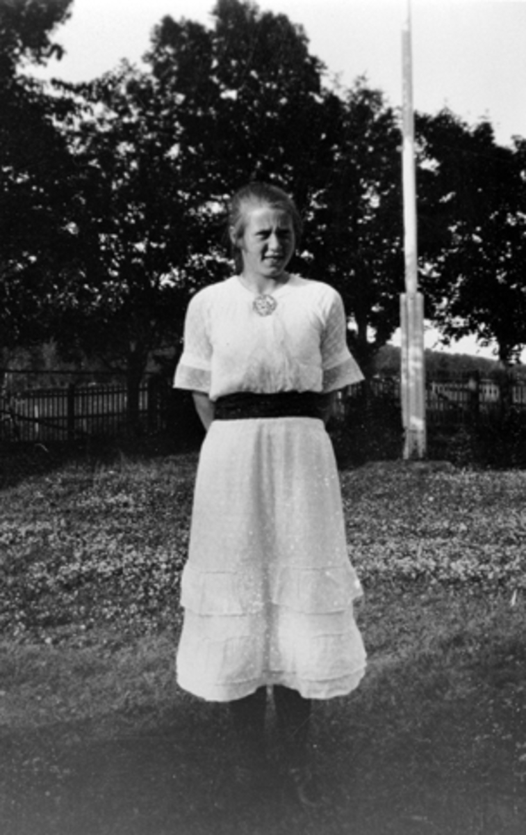 Portrett, Marie Lier som konfirmant i 1917.