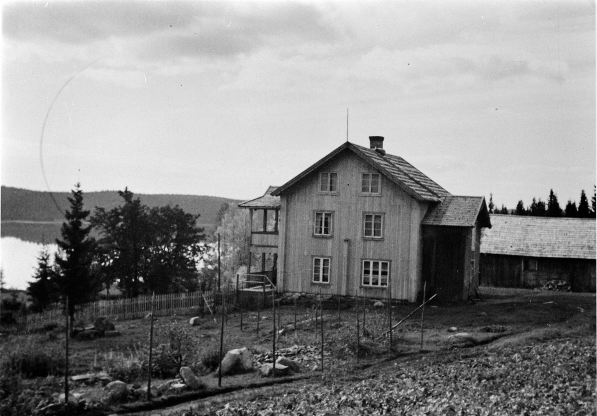 Ringbakken gård, Tiller fjellgård, Sør-Mesna, Ringsaker, ca. 1935. Opprinnelig het gården Mesna nordre.